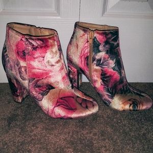 Bootie size 7 never worn